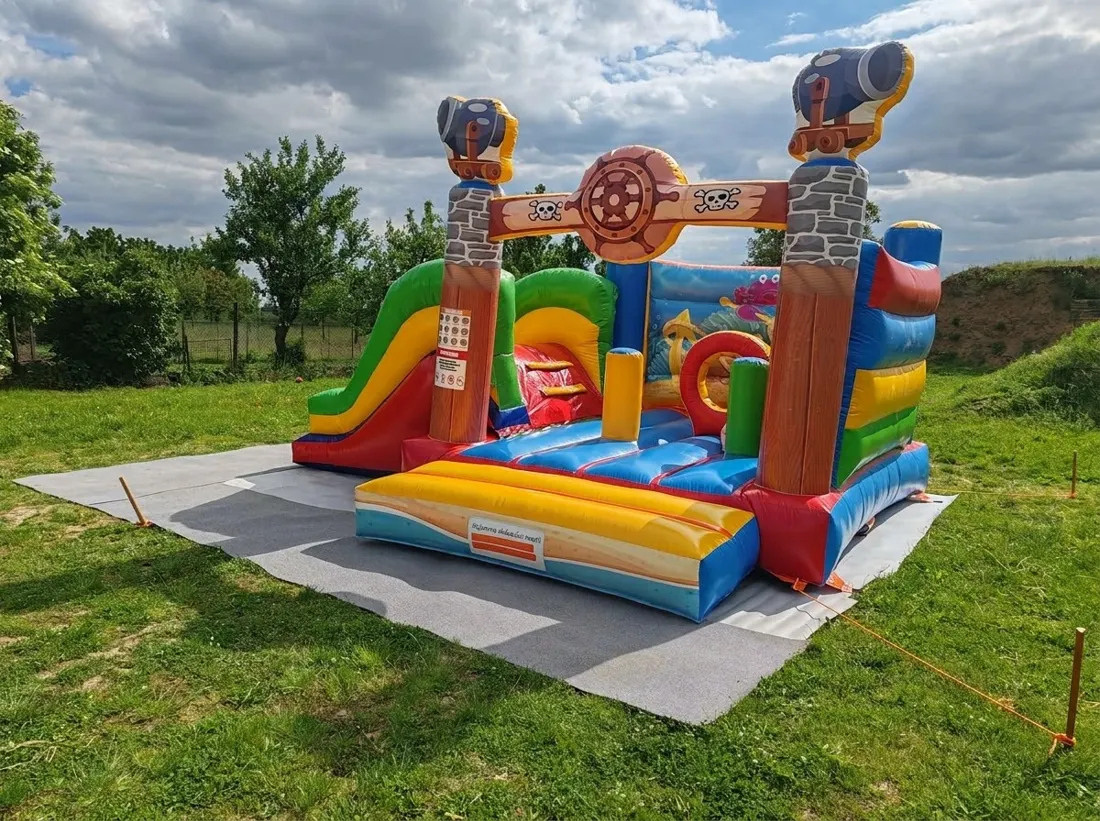 Pirátský skákací hrad Tajemná plavba se skluzavkou na zahradě